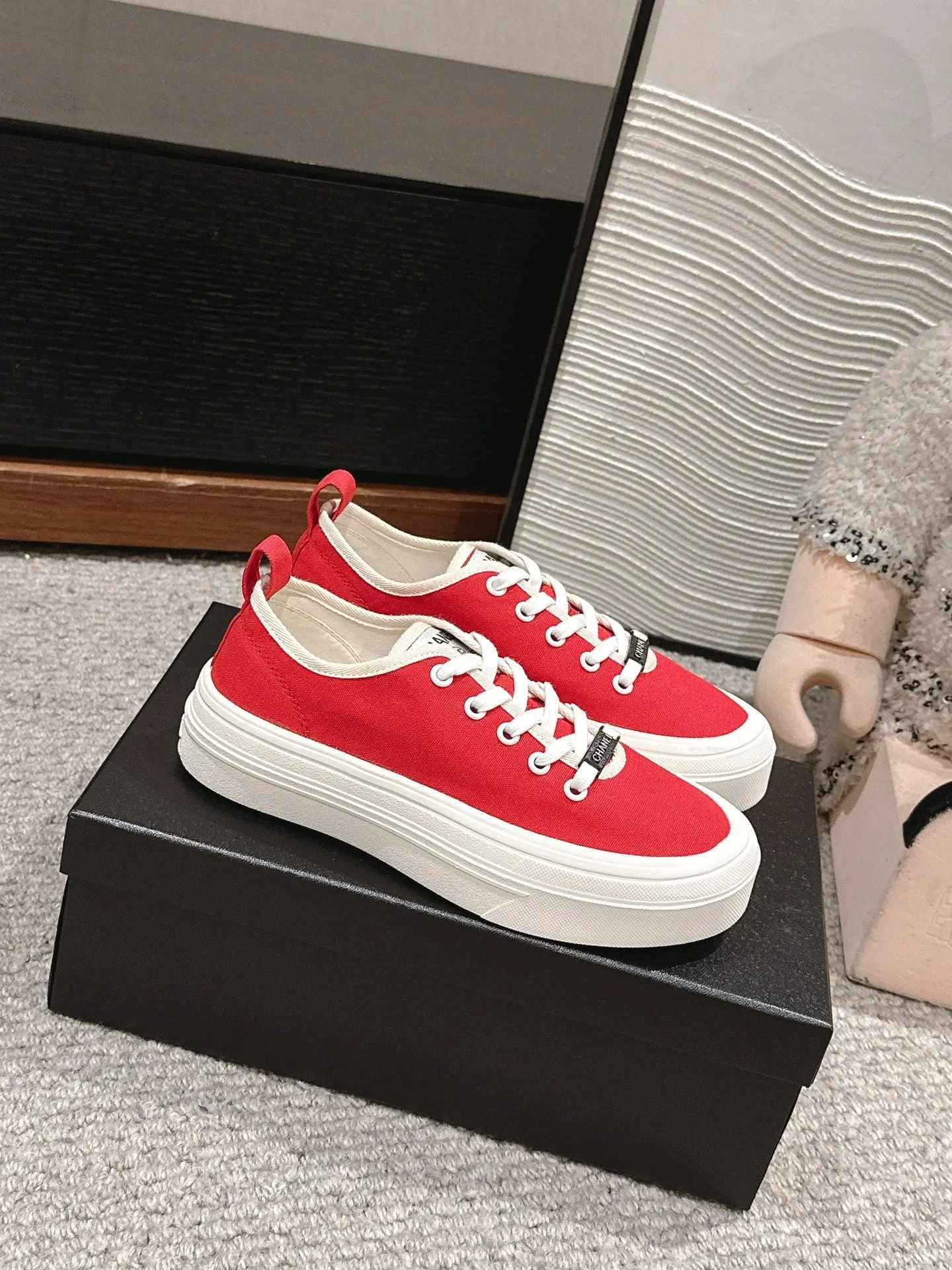 LACE-UP SNEAKERS IN CHERRY RED CANVAS