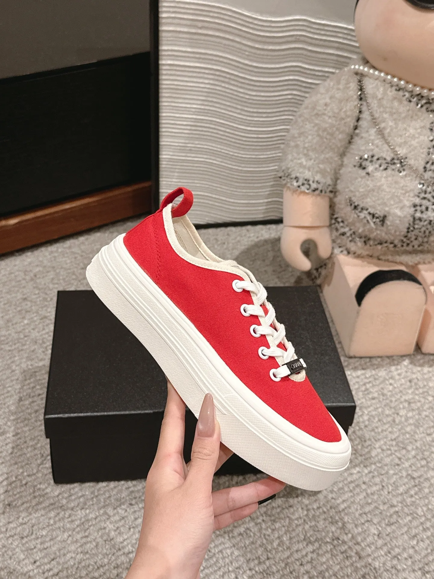 LACE-UP SNEAKERS IN CHERRY RED CANVAS
